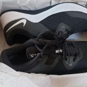 NIKE MC TRAINER WOMENS SHOES